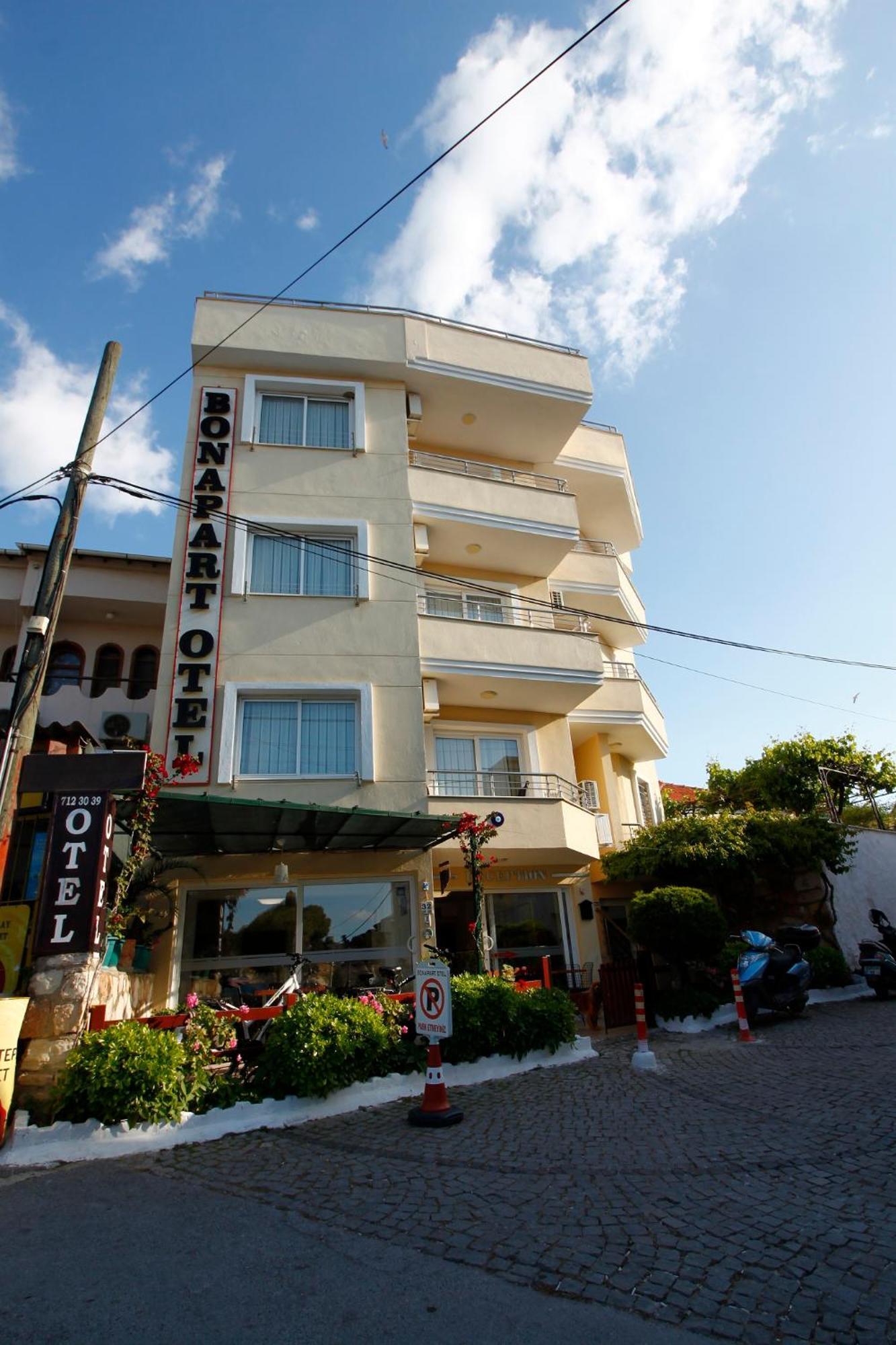 Bonapart Hotel Cesme Bagian luar foto