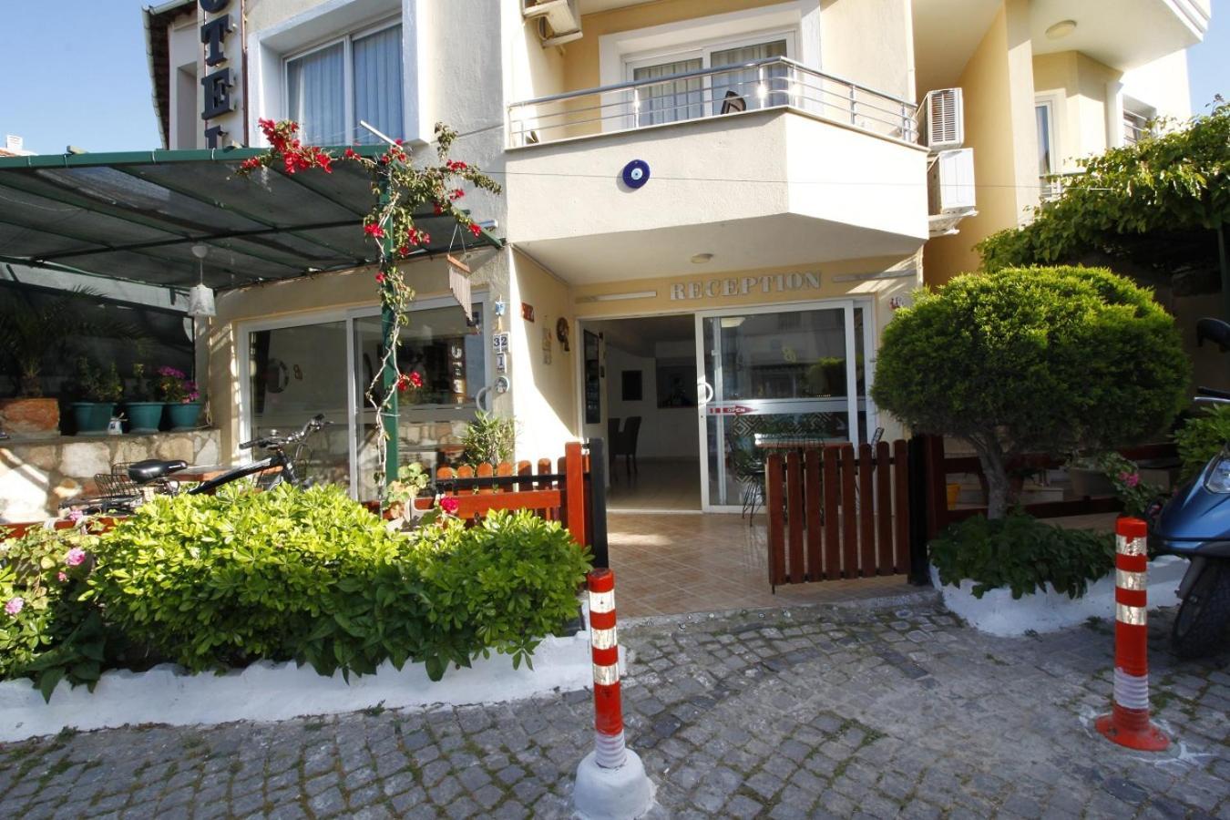 Bonapart Hotel Cesme Bagian luar foto